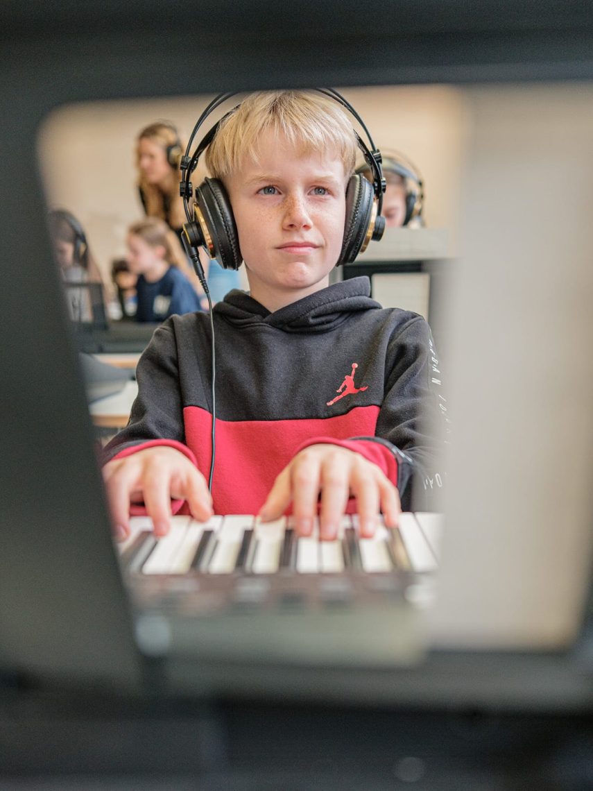 Junge spielt am Keyboard in der Marienschule Bielefeld