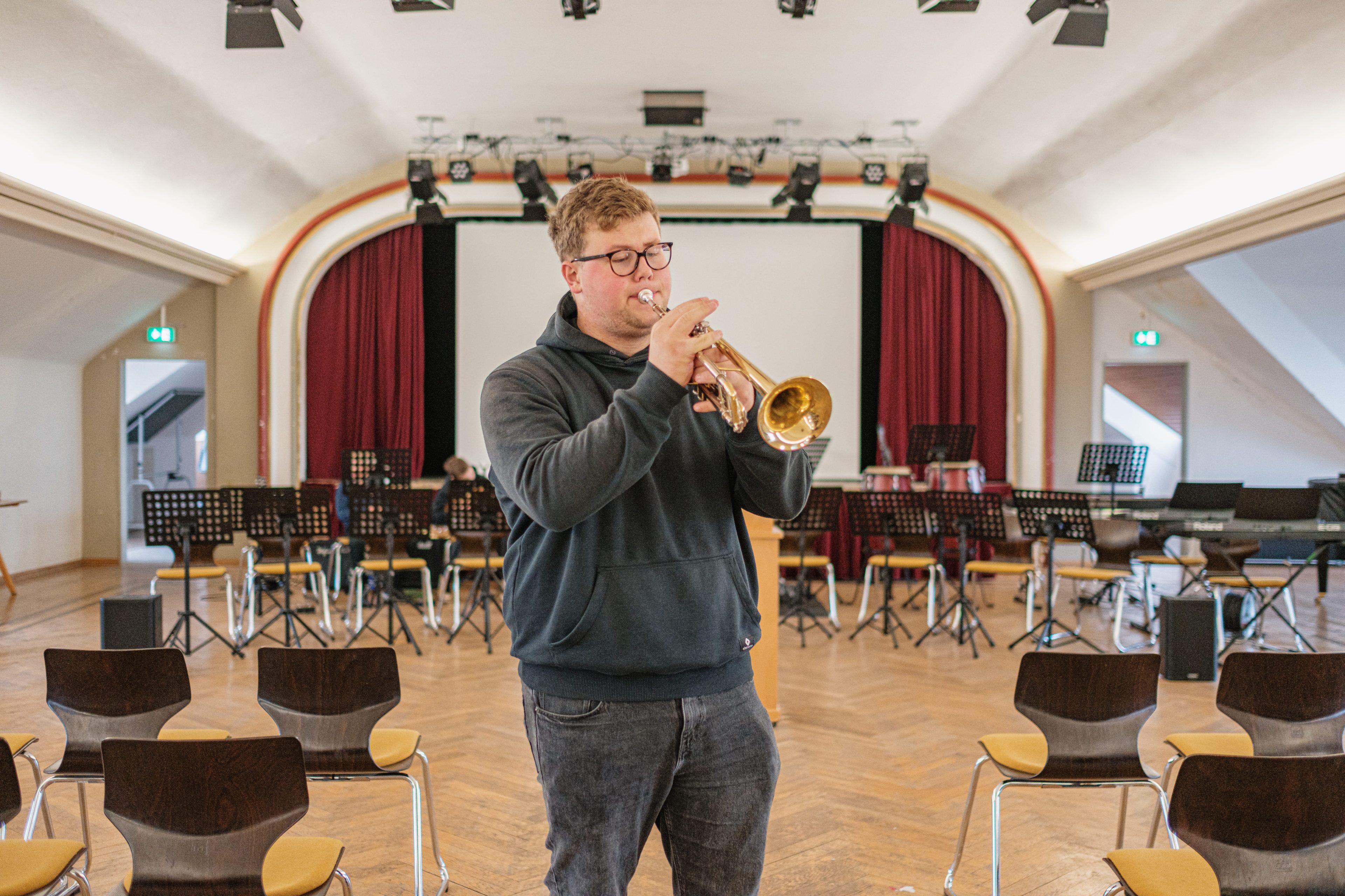 Ein junger Mann spielt Trompete in der Marienschule Bielefeld