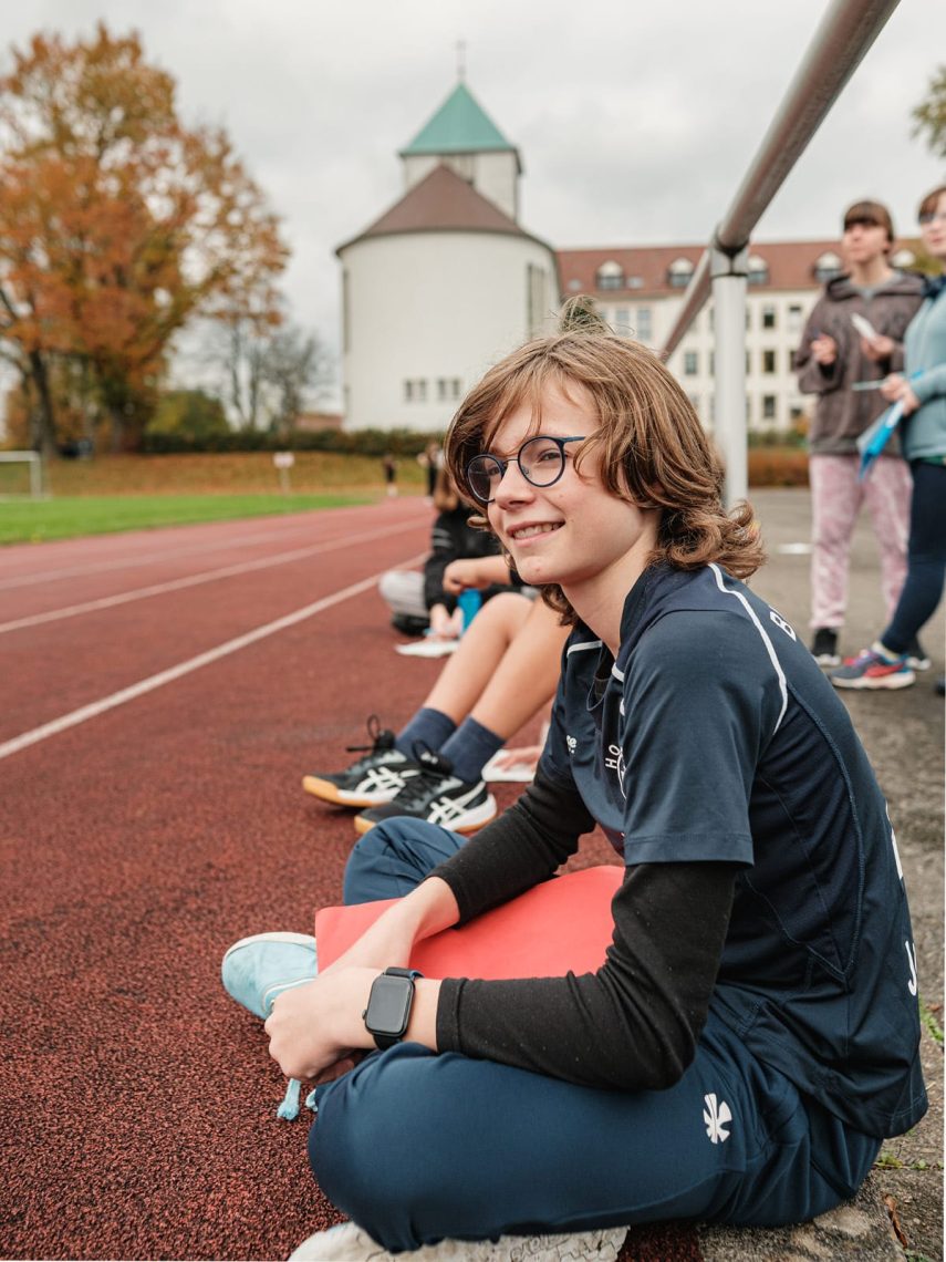 Junge im Sportunterricht vor der Marienschule Bielefeld