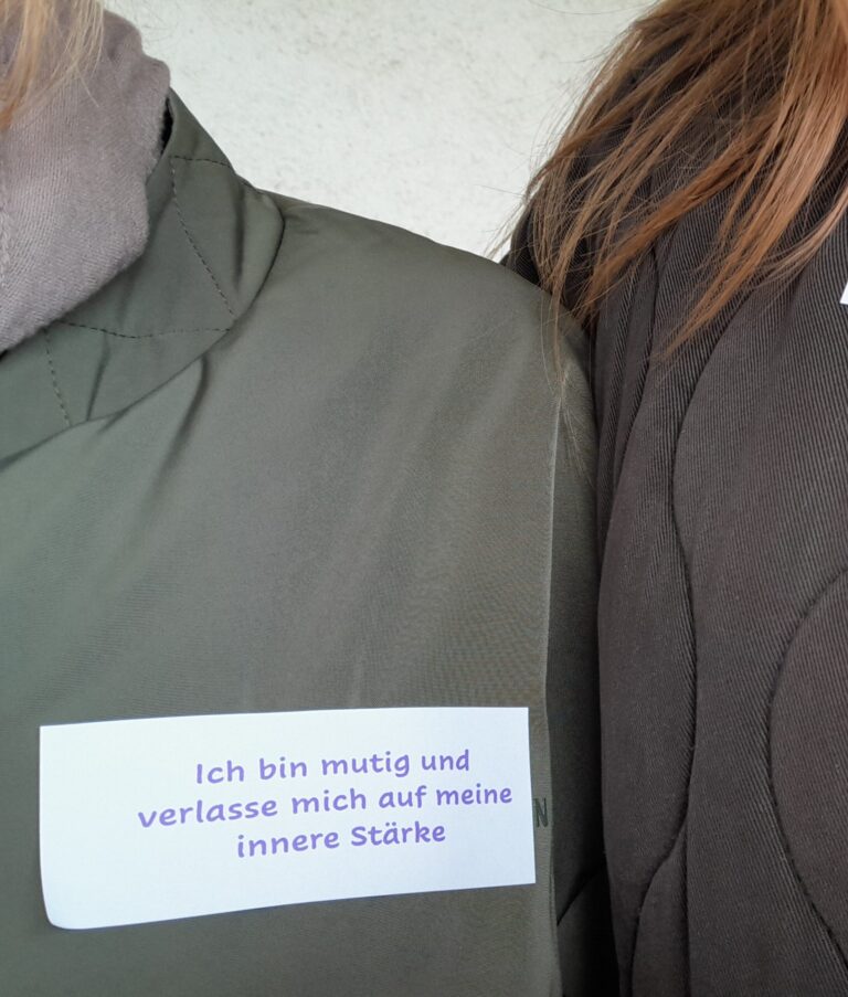 Ökumenischer Jugendkreuzweg 2026 – „dahinter. Tiefer sehen, weiter gehen“